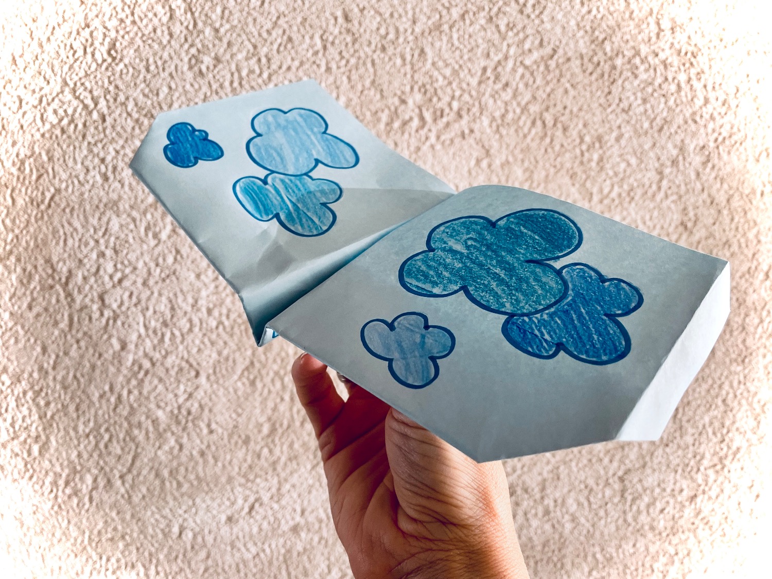 Titelbild zur Bastel- und DIY-Idee für Kinder '(1118) Papierflieger basteln – Wolkengleiter basteln'
