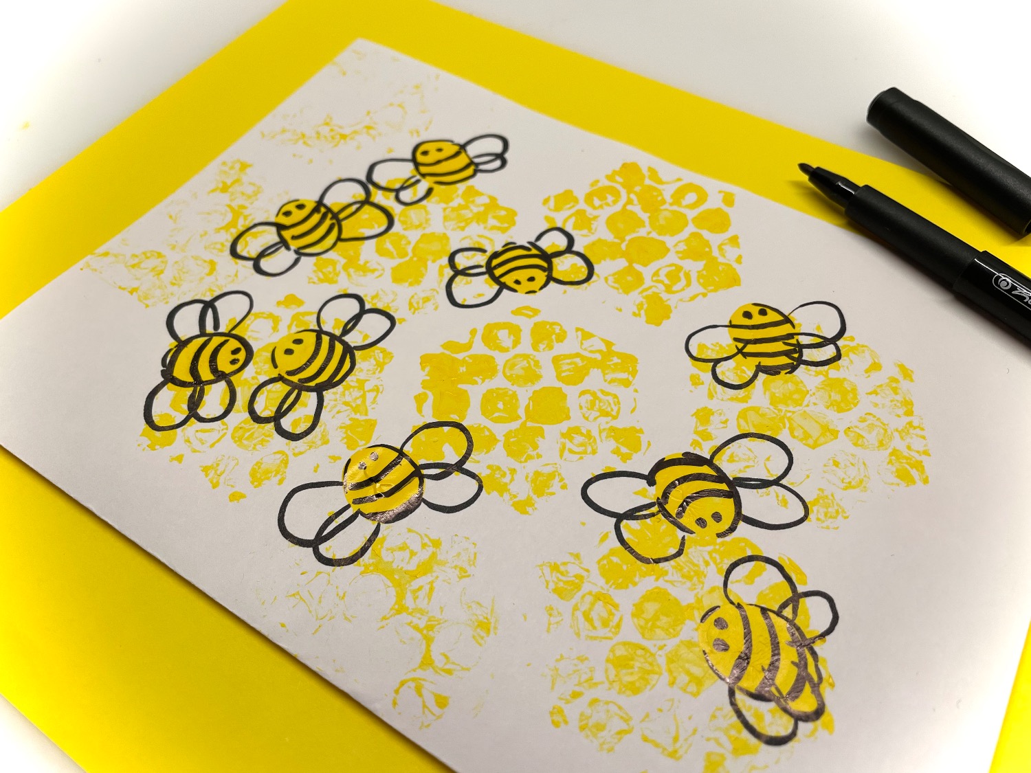 Titelbild zur Bastel- und DIY-Idee für Kinder '(1130) Karte basteln mit Bienen und Waben'