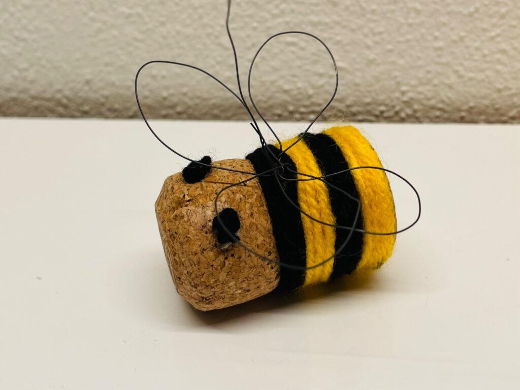 Biene basteln aus Korken