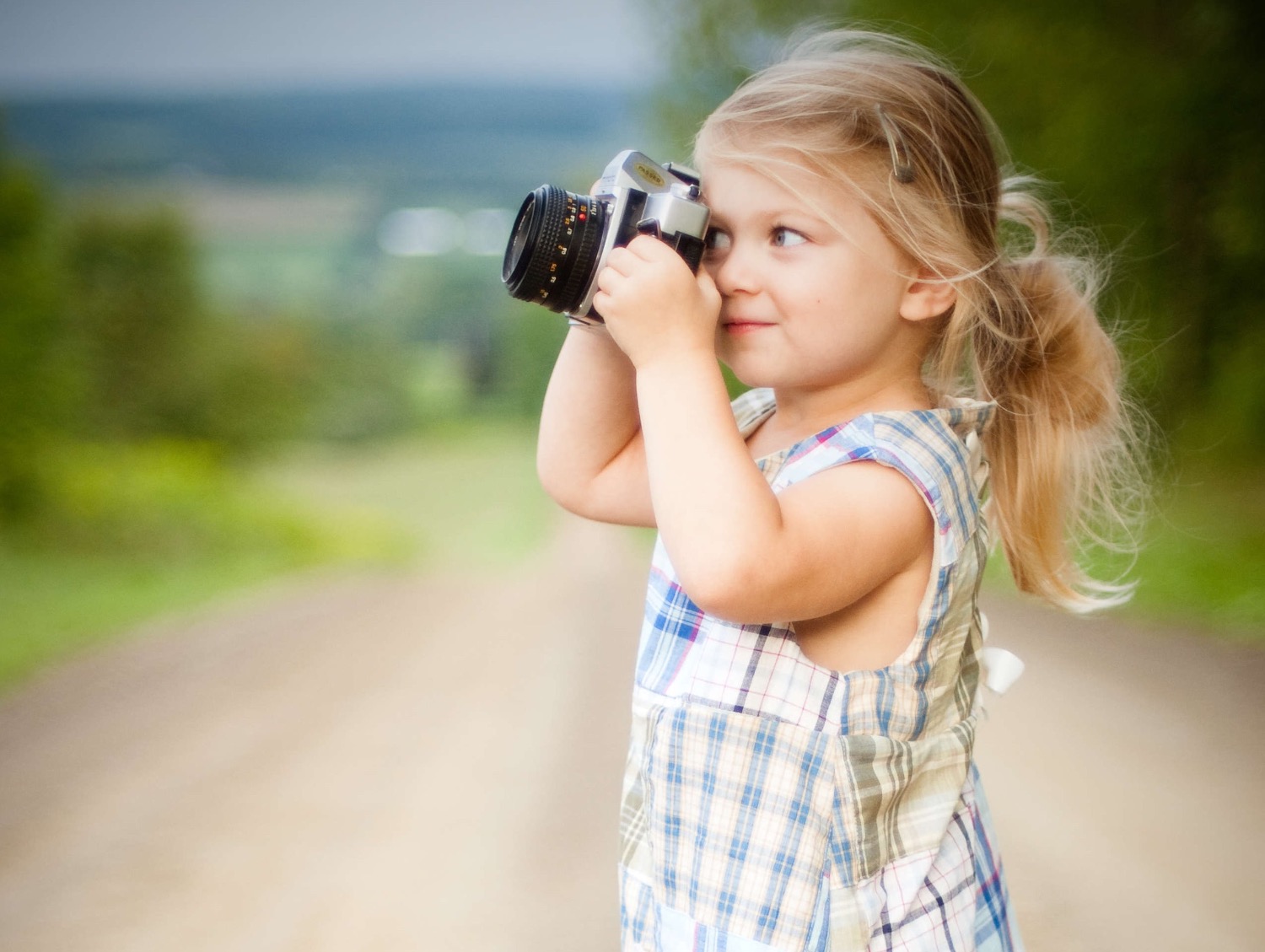 Titelbild zur Idee für die Beschäftigung mit Kindern '(31) Kinder fotografieren ihr zuhause'