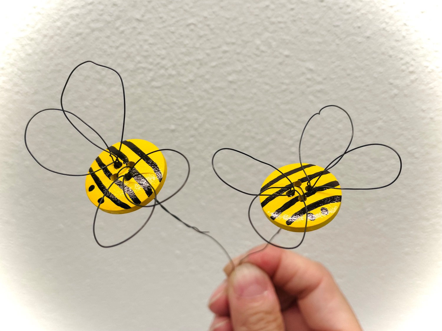 Titelbild zur Bastel- und DIY-Idee für Kinder '(1141) Biene aus Knopf und Draht basteln'