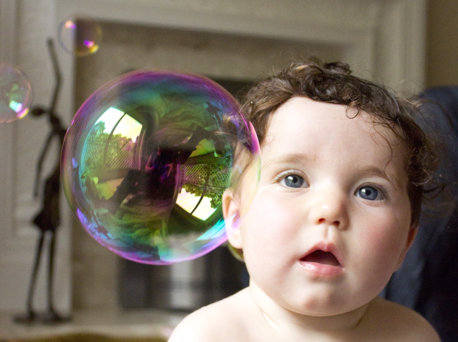 Titelbild zur Idee für die Beschäftigung mit Kindern 'Seifenblasen bewundern oder fangen'