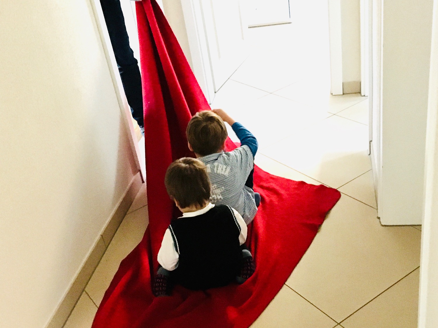 Titelbild zur Idee für die Beschäftigung mit Kindern 'Decken-Schlitten fahren'