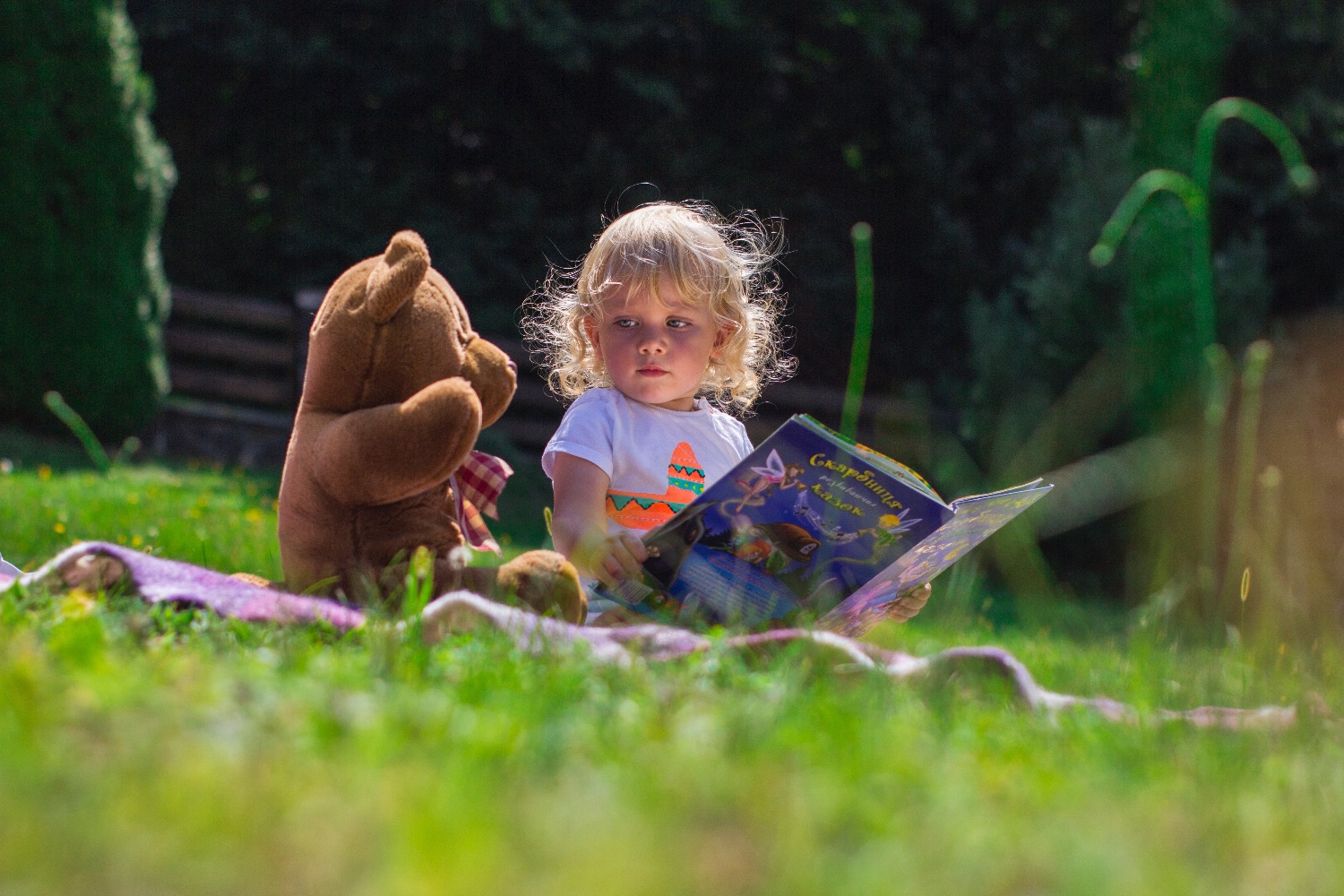 Titelbild zur Idee für die Beschäftigung mit Kindern '(40) Dem Bären eine Geschichte vorlesen'