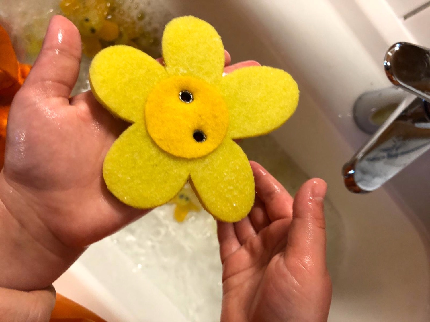 Titelbild zur Bastel- und DIY-Idee für Kinder '(51) Filzblumen/Spielsachen waschen'
