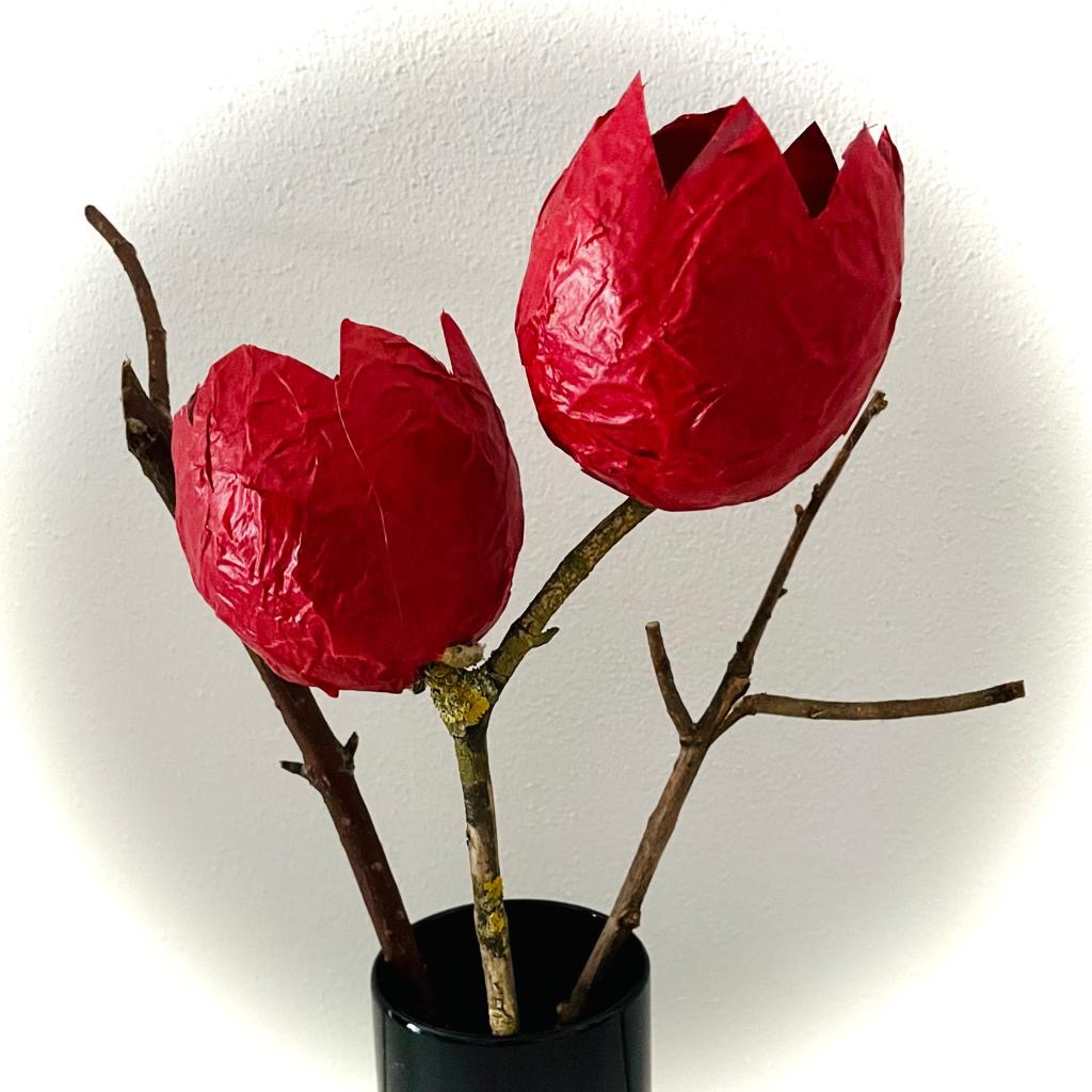 Titelbild zur Bastel- und DIY-Idee für Kinder '(54) Tulpen aus Pappmaschee (mit Kleister-Rezept)'