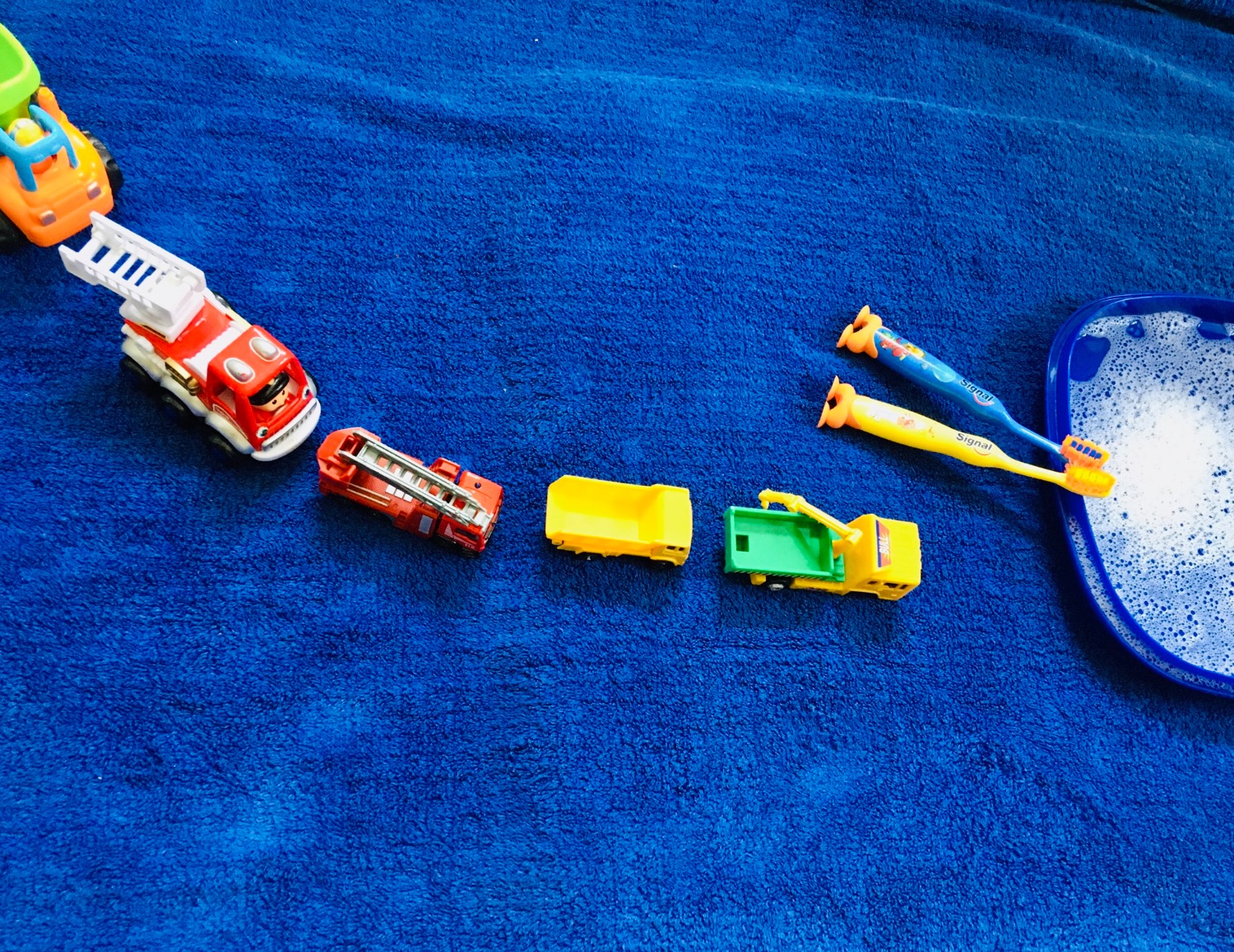 Titelbild zur Bastel- und DIY-Idee für Kinder '(55) Waschstraße für Spielzeug-Autos spielen'
