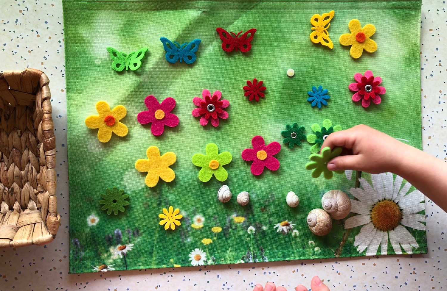 Titelbild zur Idee für die Beschäftigung mit Kindern '(57) Blumenwiese legen'