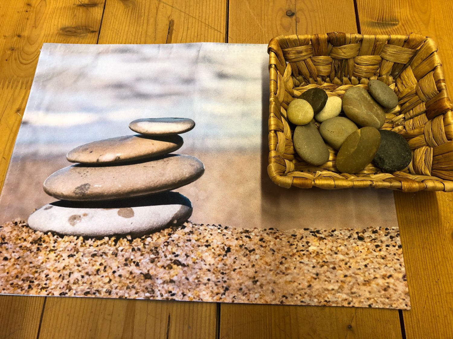 Titelbild zur Idee für die Beschäftigung mit Kindern '(60) Spielen mit Steinen: Steintürme bauen'