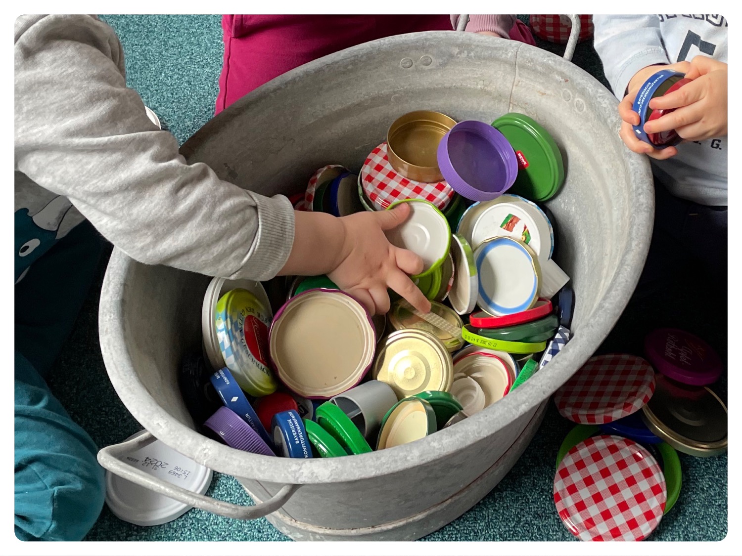 Titelbild zur Bastel- und DIY-Idee für Kinder '(684) Spielen mit Verschlusskappen und Deckeln'