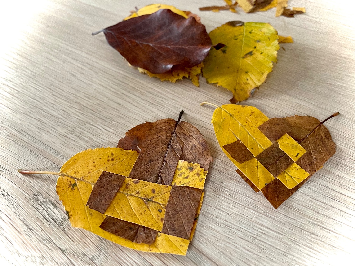 Titelbild zur Bastel- und DIY-Idee für Kinder '(915) Blätterherz basteln – Blätterweben'