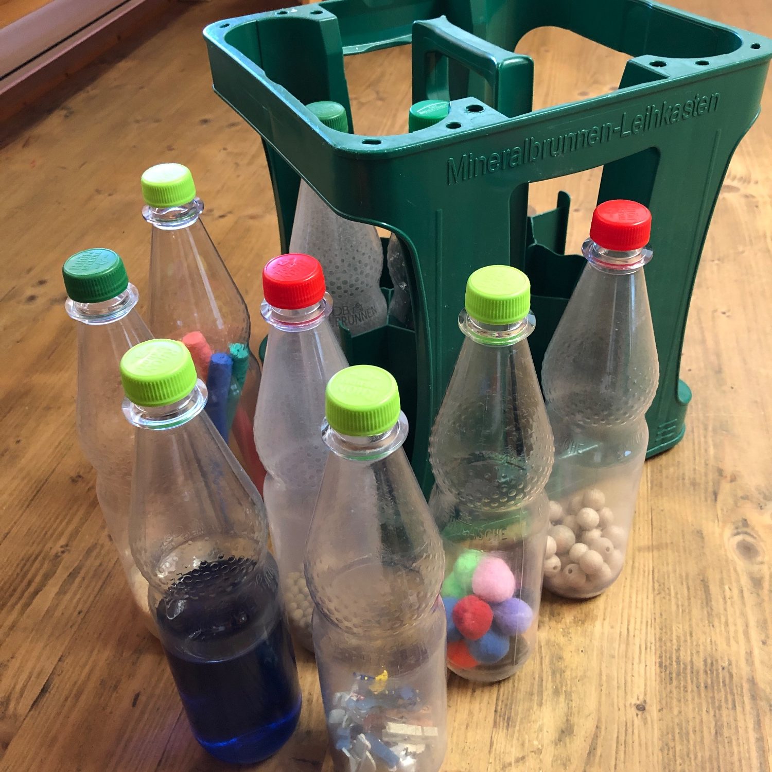 Titelbild zur Bastel- und DIY-Idee für Kinder '(70) Spiel mit leeren Plastikflaschen'