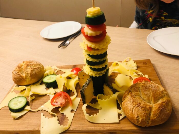 Titelbild zur Bastel- und DIY-Idee für Kinder '(888) Gemüse-Käse-Rakete im Weltall'