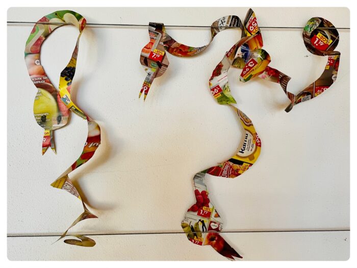 Titelbild zur Bastel- und DIY-Idee für Kinder '(892) Luftschlangen aus Prospekten (upcyclen)'