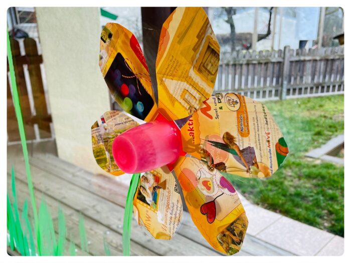 Titelbild zur Bastel- und DIY-Idee für Kinder '(894) Blume fürs Fenster (upcyceln)'