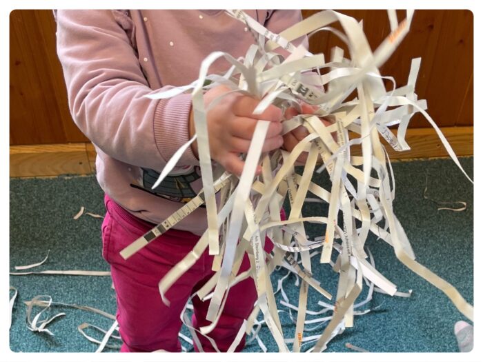 Titelbild zur Bastel- und DIY-Idee für Kinder '(895) Spiele mit Papierstreifen (upcyceln)'