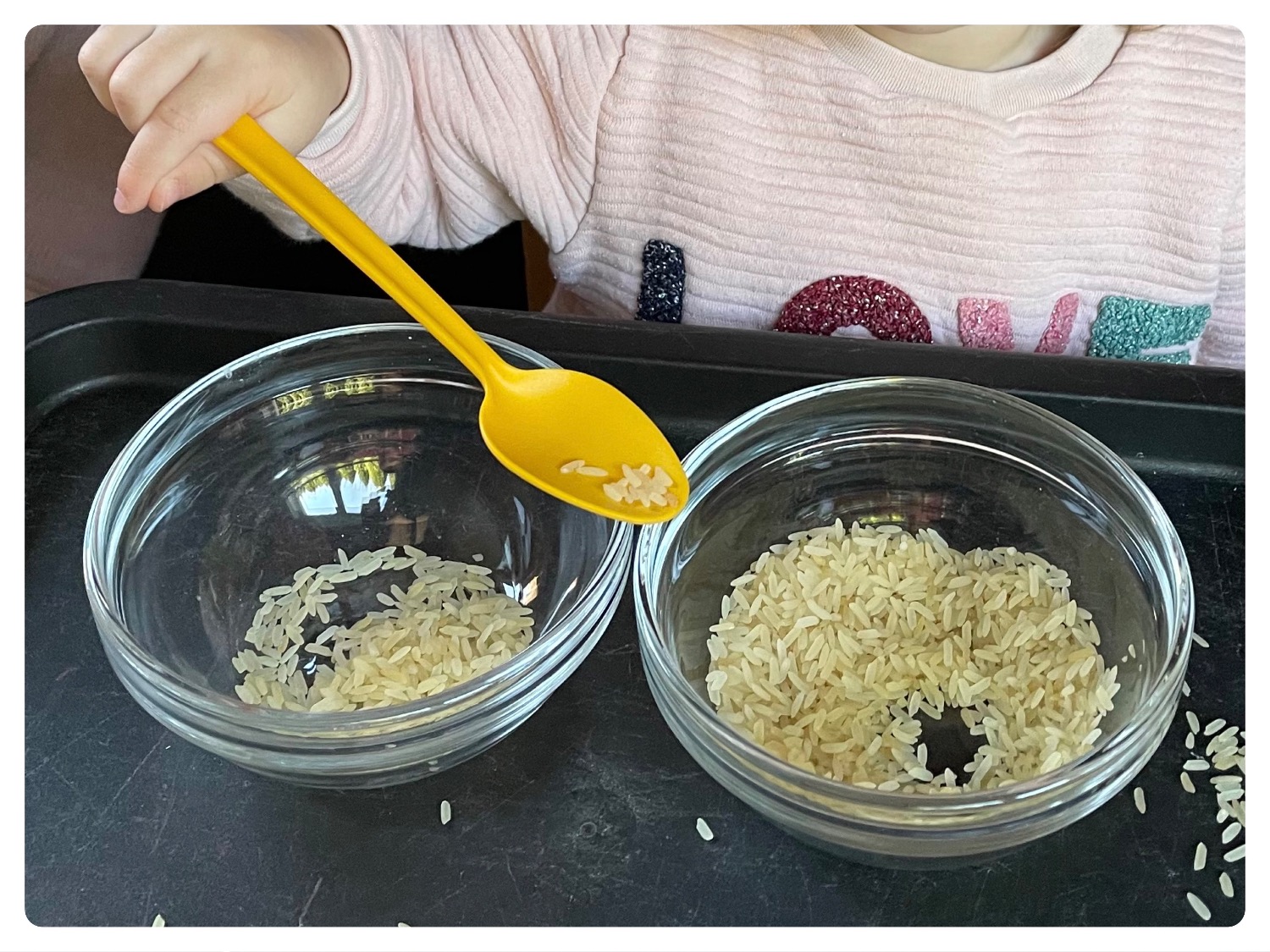 Titelbild zur Bastel- und DIY-Idee für Kinder '(907) Löffel-Übungen mit Reis'