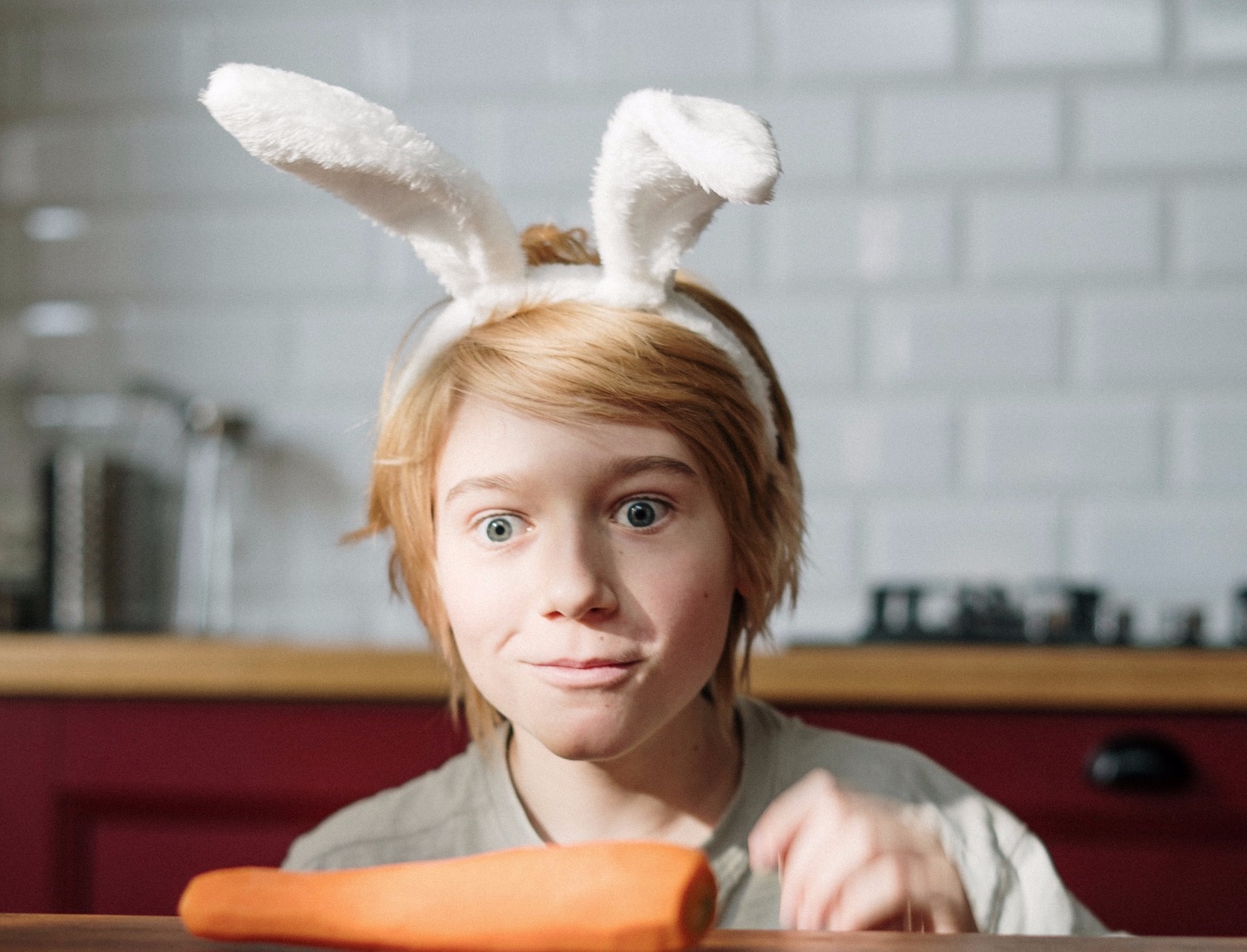 Titelbild zur Idee für die Beschäftigung mit Kindern 'Verkleidung Hase – Hasenohren nähen'