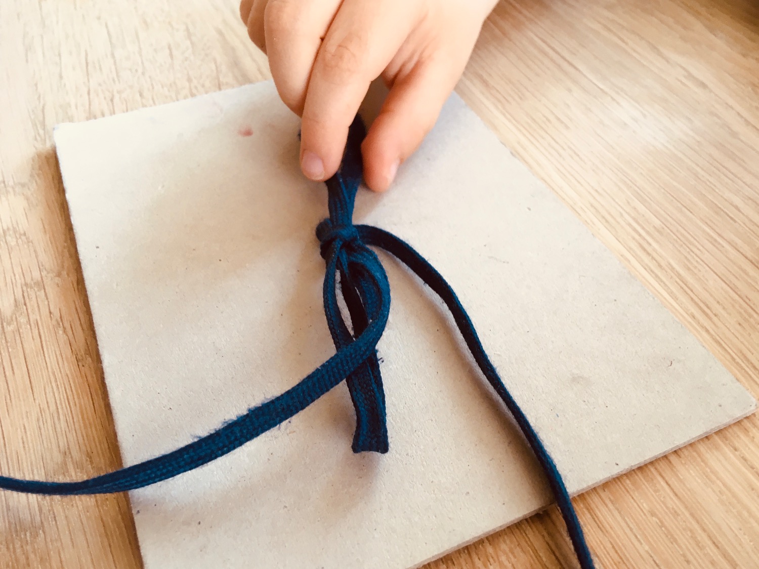 Titelbild zur Bastel- und DIY-Idee für Kinder '(86) Schleife binden lernen – 3 Varianten'