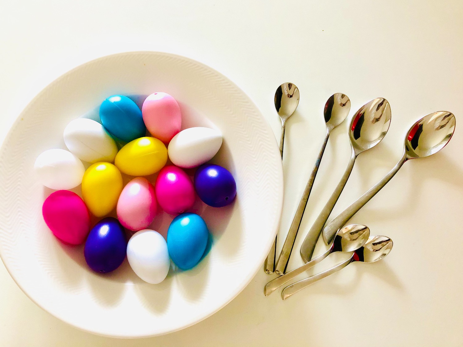 Titelbild zur Bastel- und DIY-Idee für Kinder '(92) Eierlauf in verschiedenen Varianten'