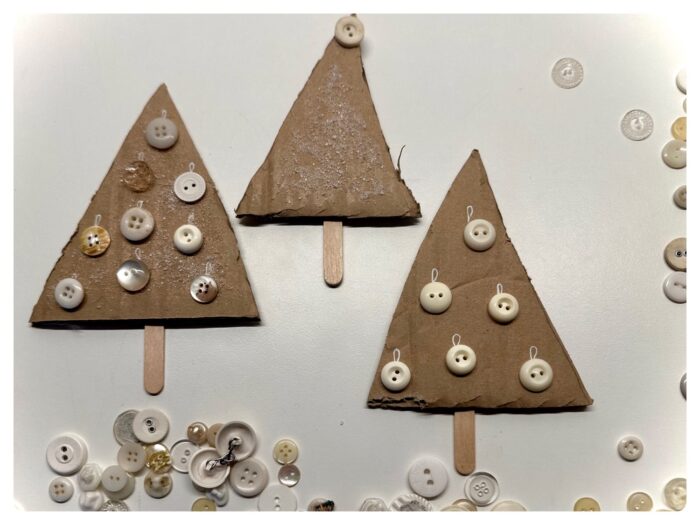 Titelbild zur Bastel- und DIY-Idee für Kinder '(247) Tannenbäume mit Knöpfen (upcyceln)'