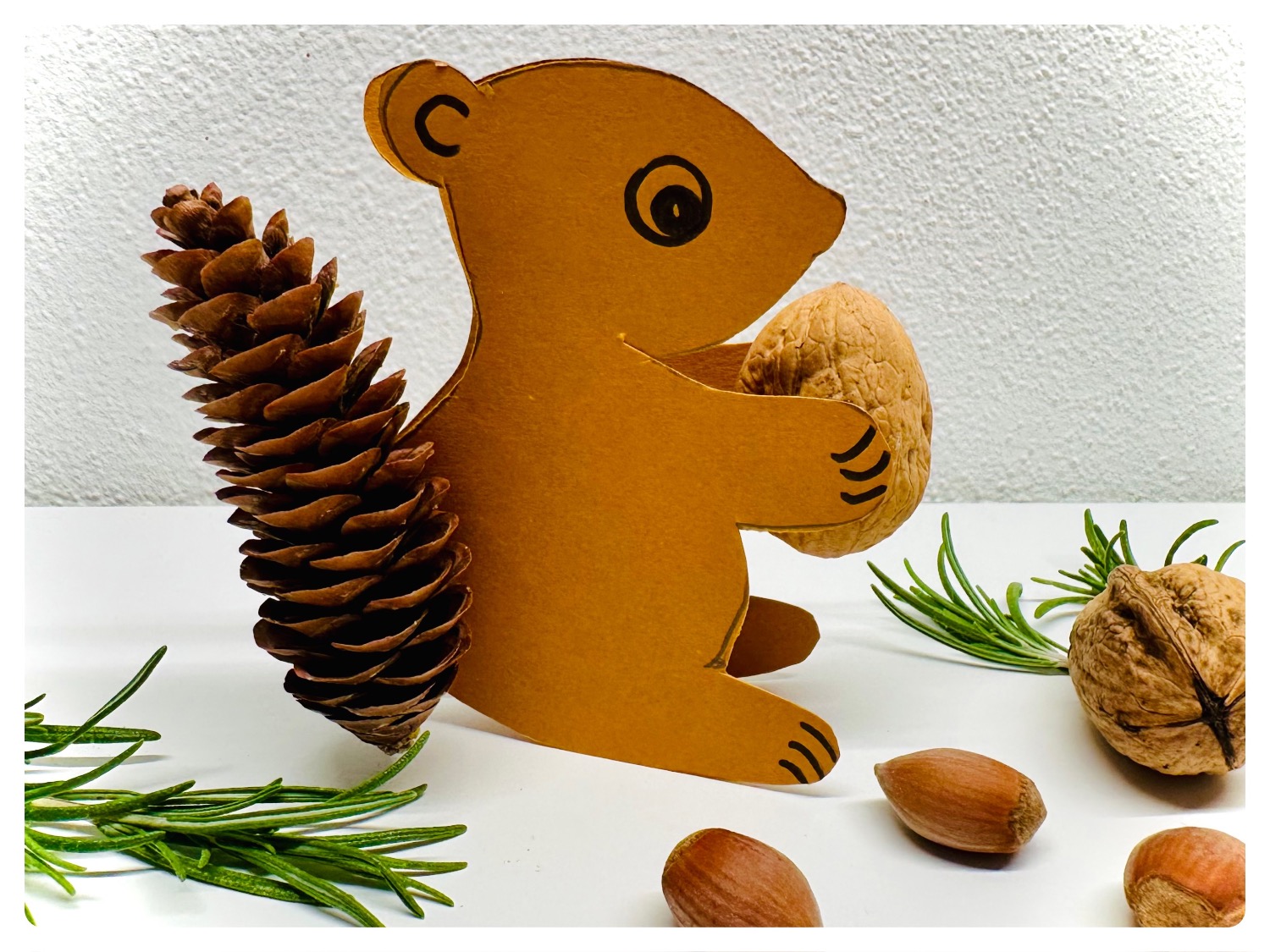 Titelbild zur Bastel- und DIY-Idee für Kinder '(254) Eichhörnchen basteln'