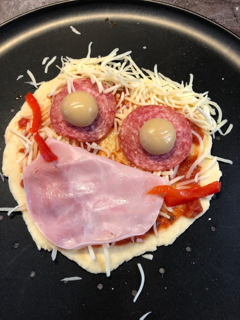 Pizza-Gesicht backen (mit Grundrezept Pizzateig)