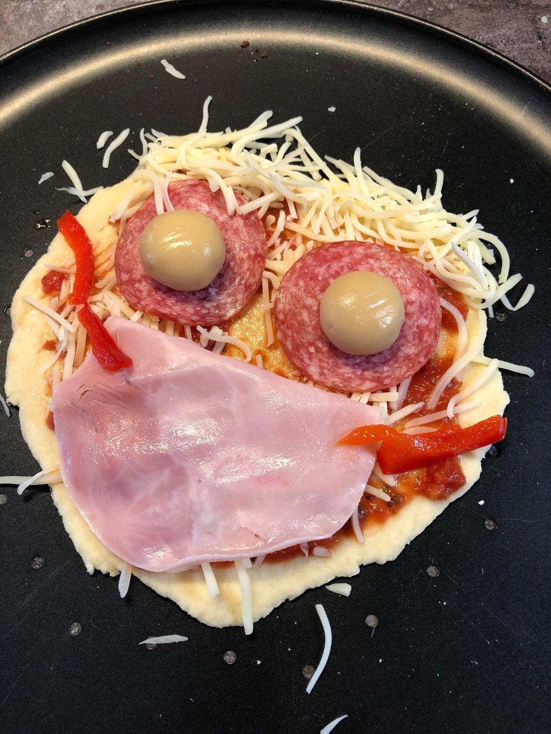 Titelbild zur Bastel- und DIY-Idee für Kinder '(117) Pizza-Gesicht backen (mit Grundrezept Pizzateig)'
