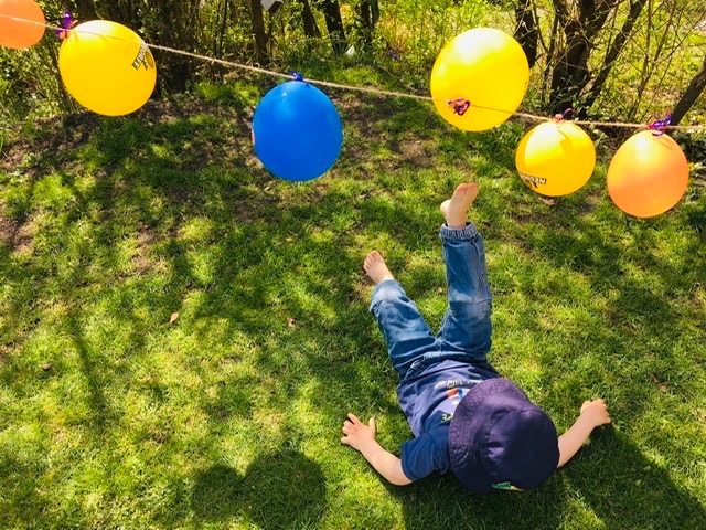 Titelbild zur Bastel- und DIY-Idee für Kinder '(118) Bewegungsspiel mit Luftballons'