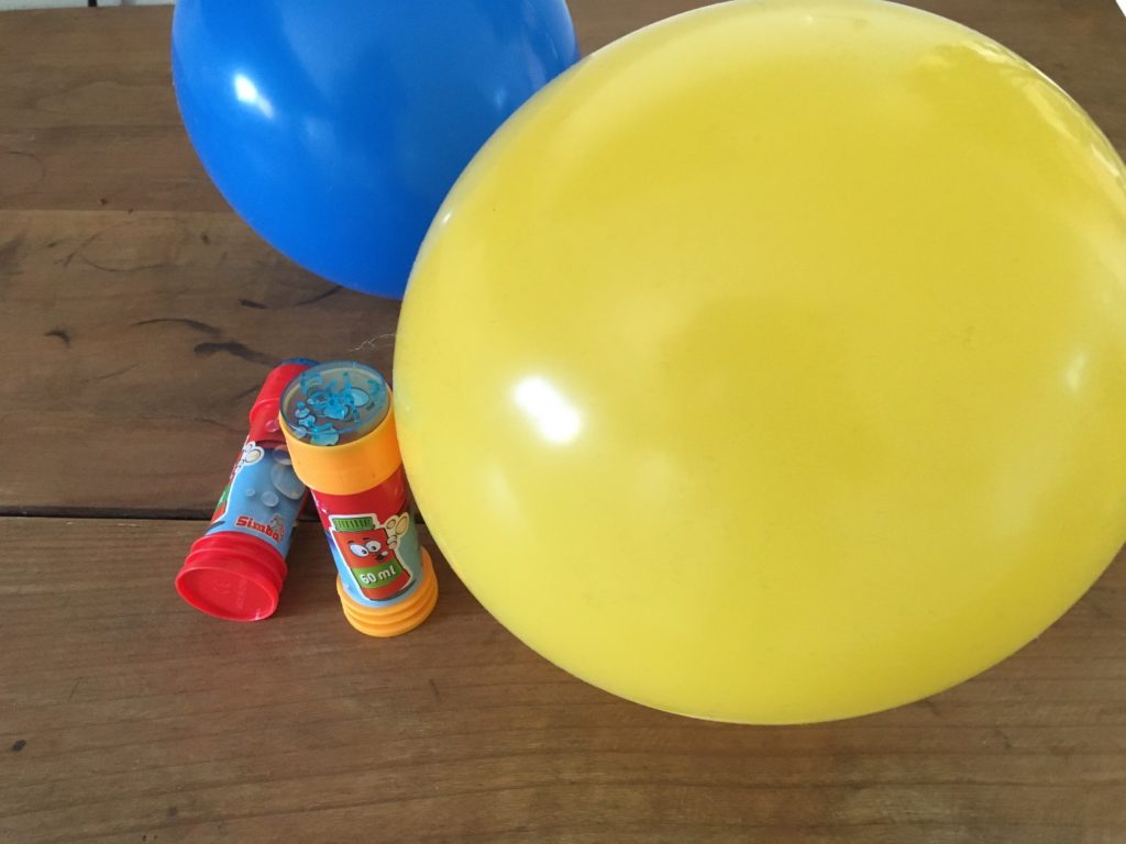 Spiel mit Luftballons und Seifenblasen