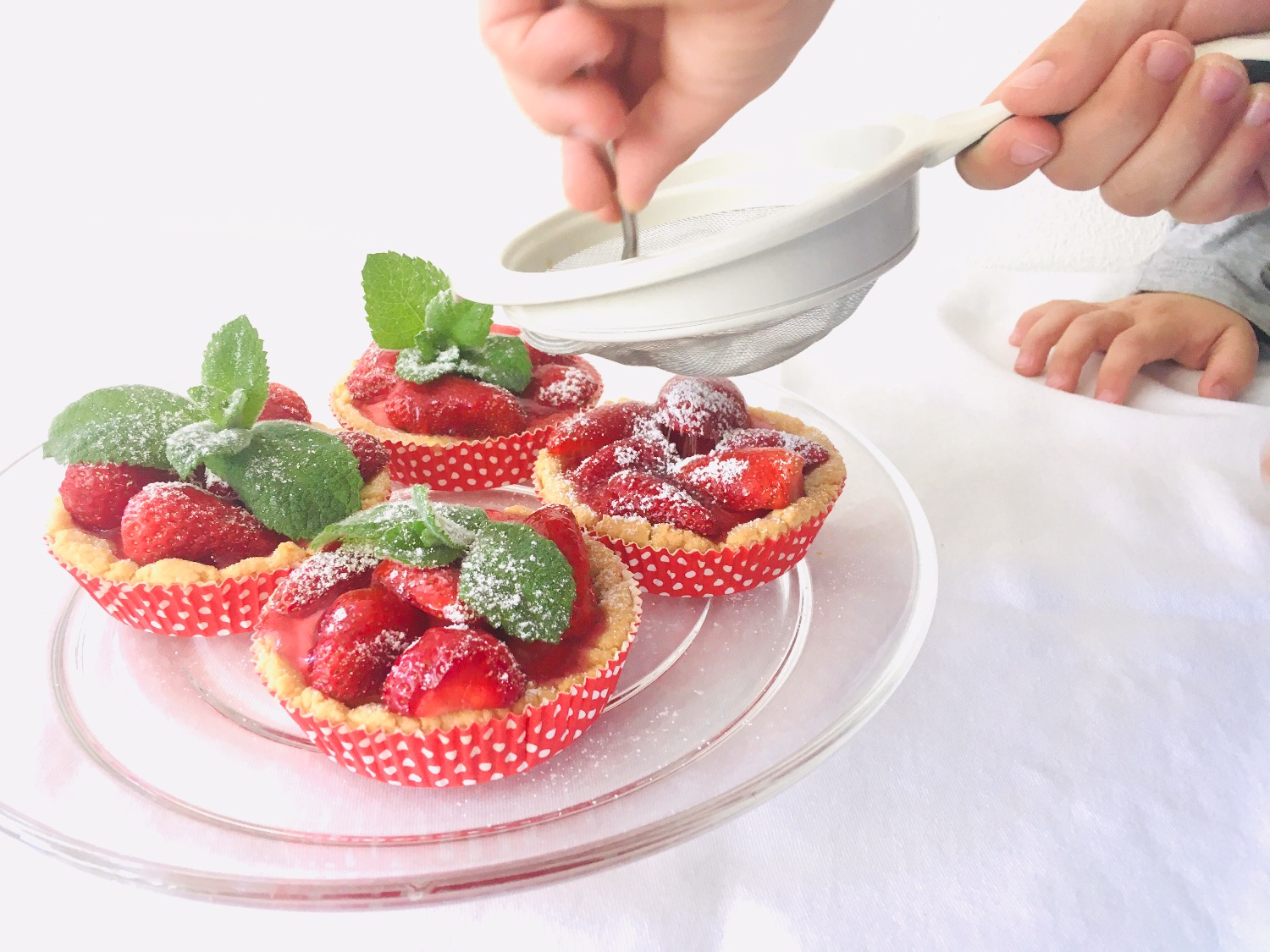 Titelbild zur Idee für die Beschäftigung mit Kindern 'Erdbeer-Tartelettes backen – glutenfrei & zuckerfrei'