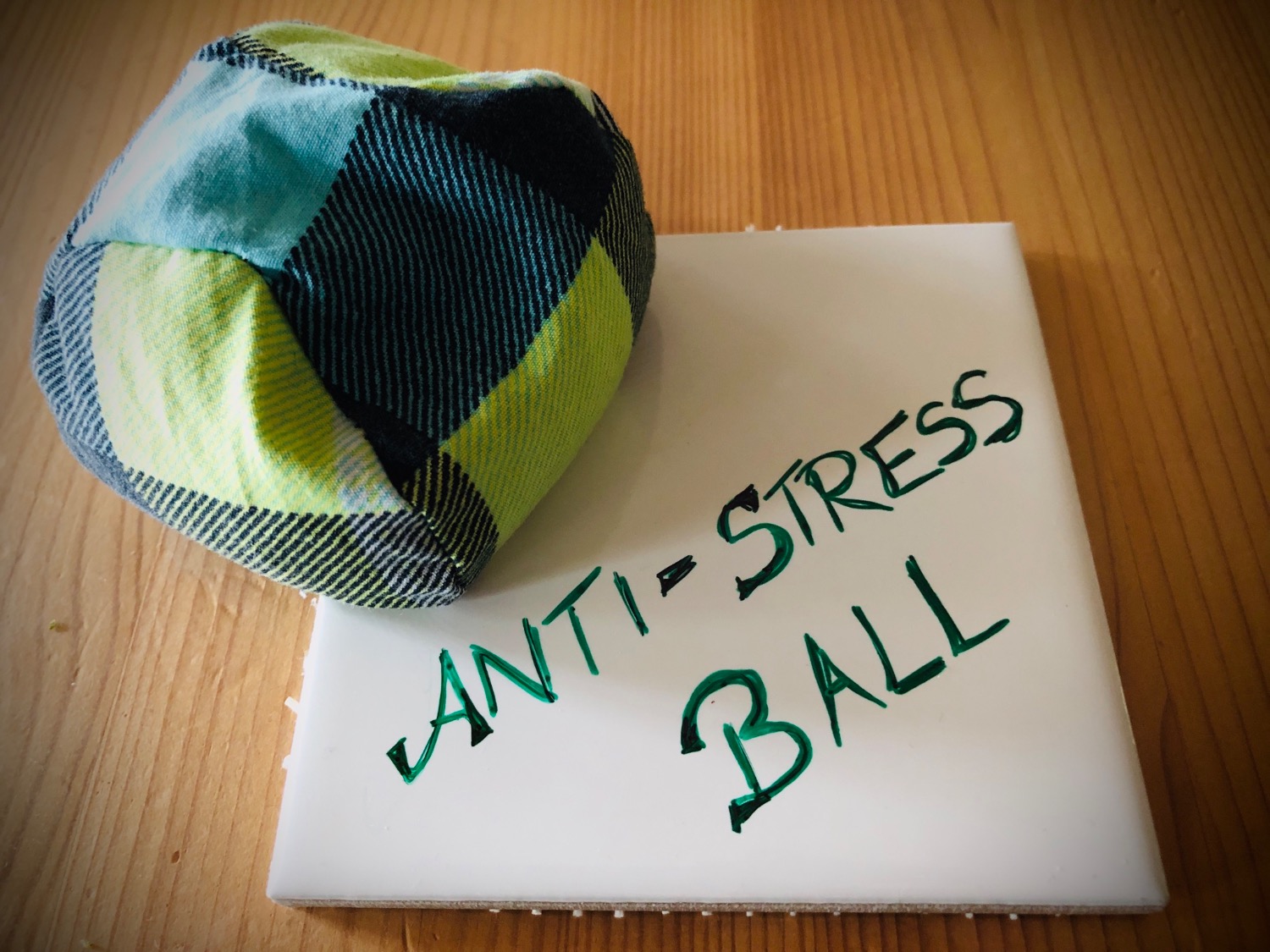 Titelbild zur Idee für die Beschäftigung mit Kindern 'Anti-Stress-Ball nähen'