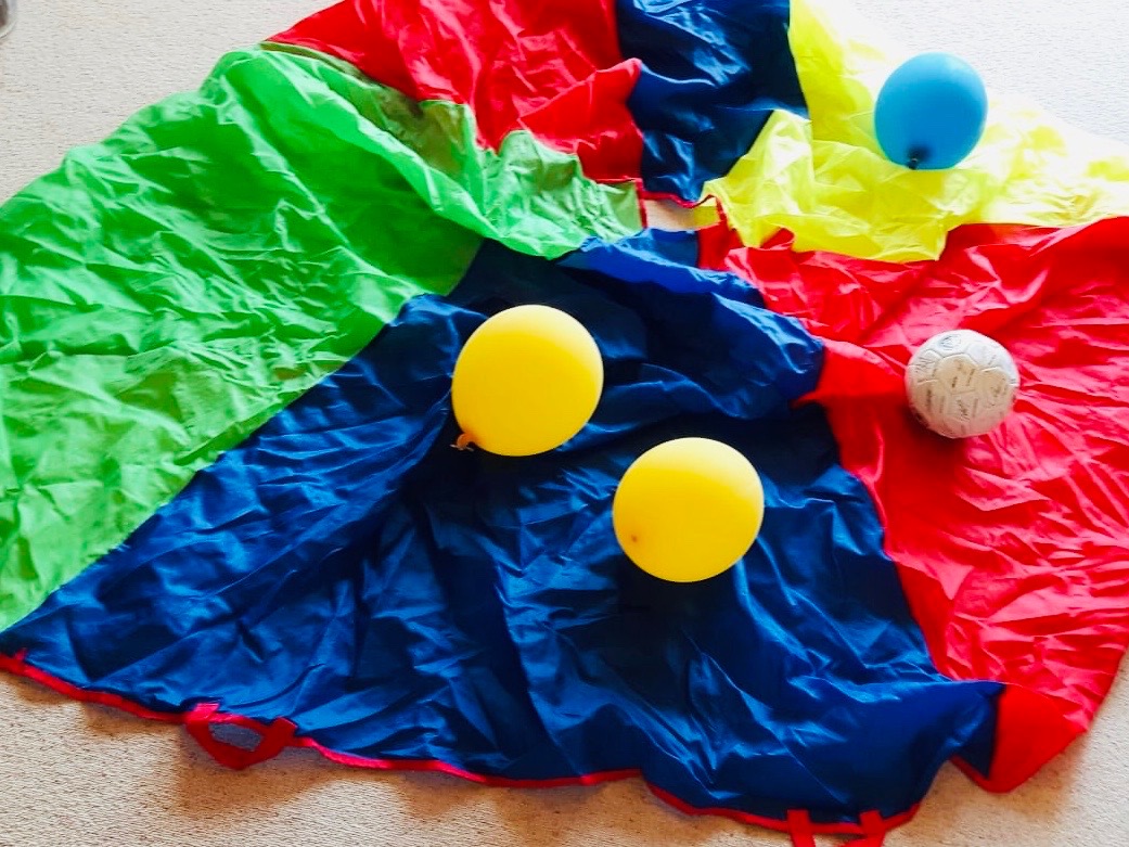 Titelbild zur Bastel- und DIY-Idee für Kinder '(197) Farb-Spiele mit dem Schwungtuch/Betttuch'