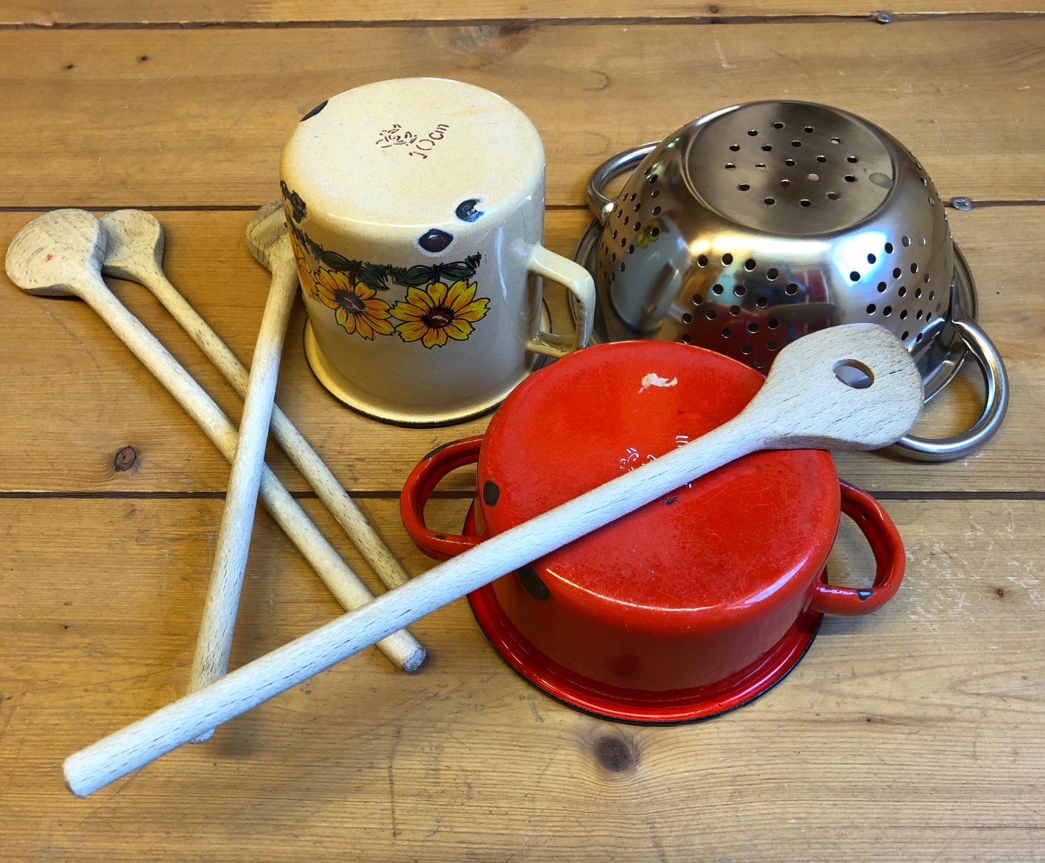 Titelbild zur Bastel- und DIY-Idee für Kinder '(206) Musik mit alten Töpfen und Kochlöffeln'