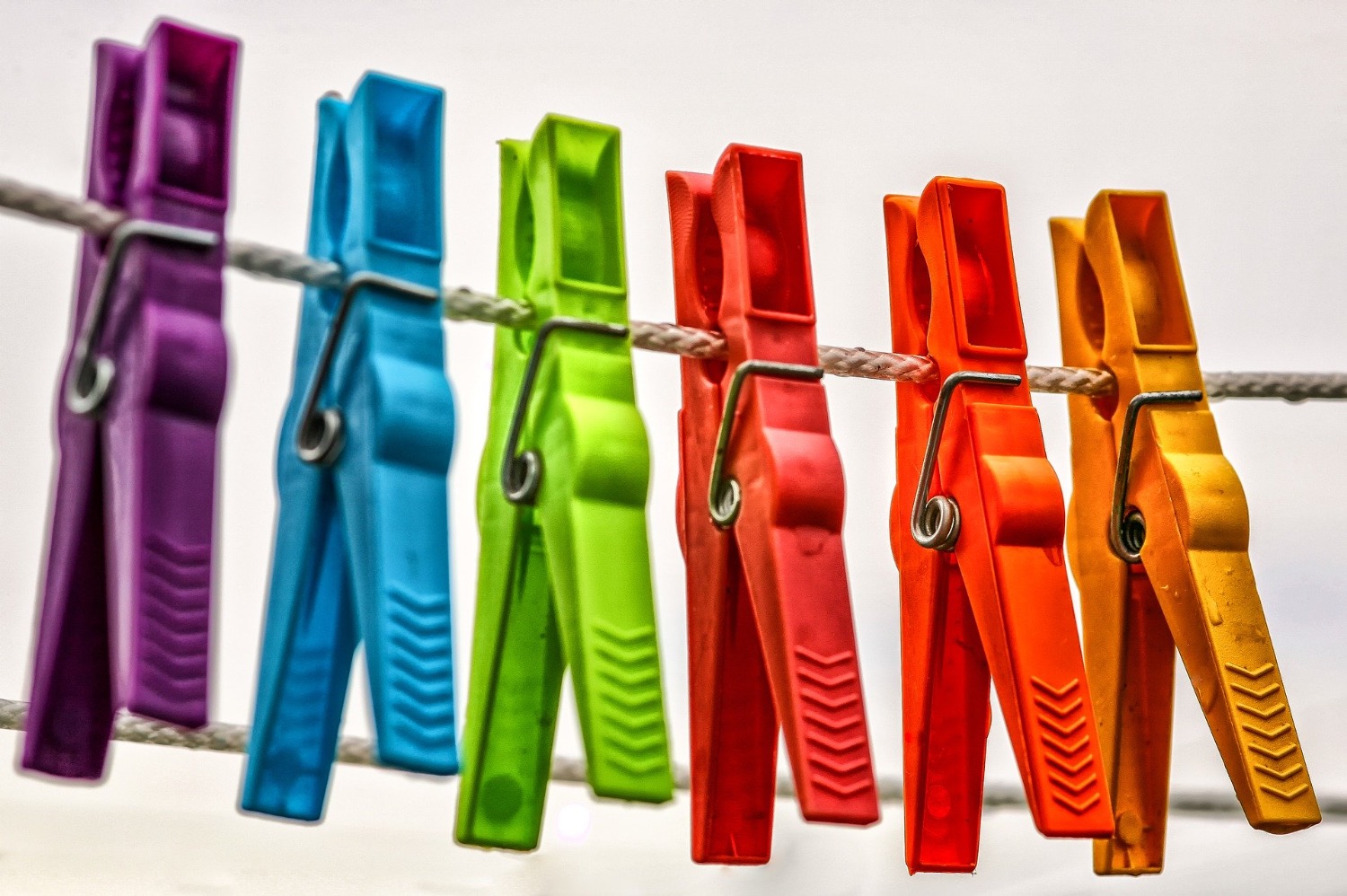 Titelbild zur Bastel- und DIY-Idee für Kinder '(217) 6 Farbspiele mit Wäscheklammern'