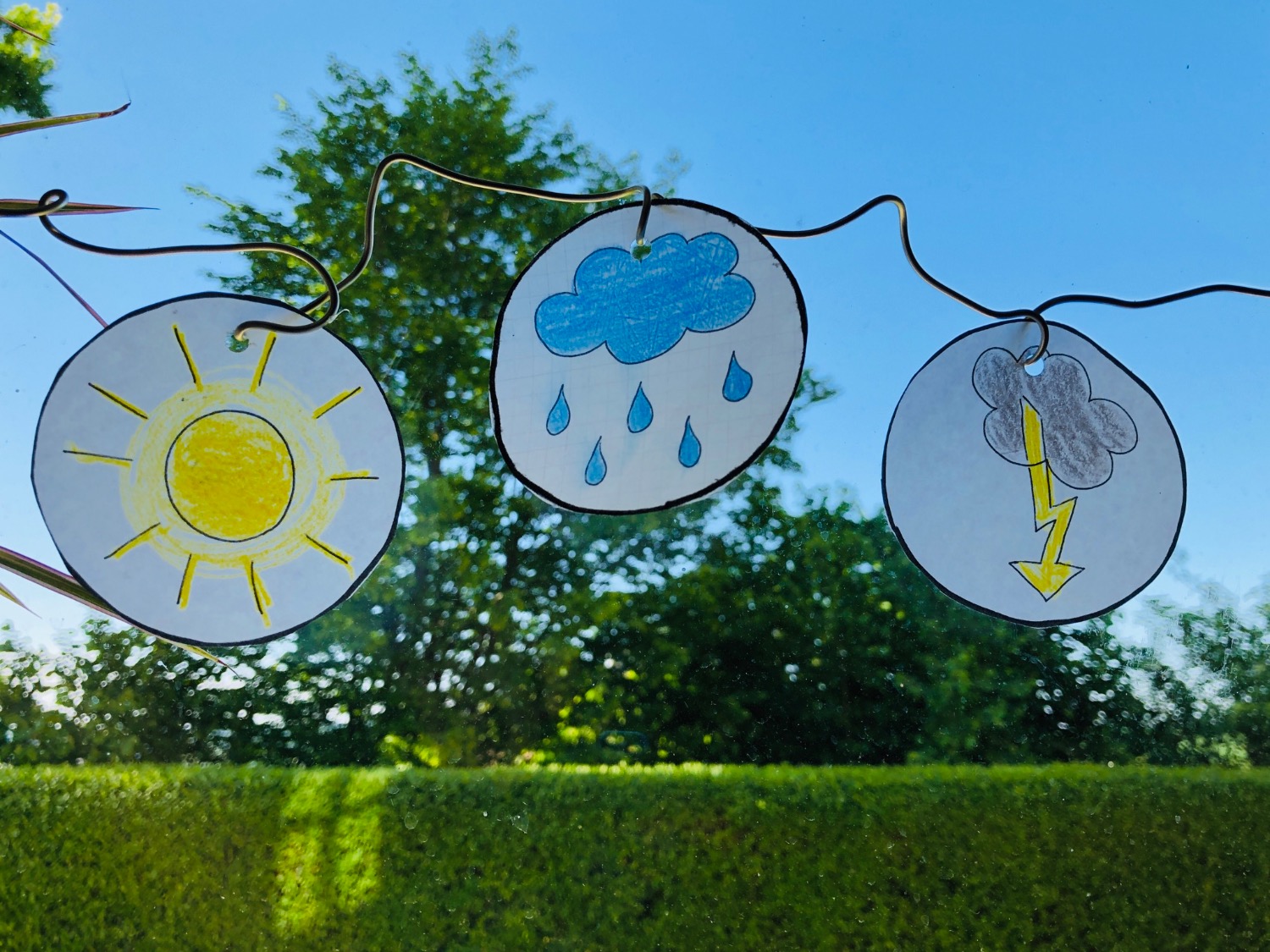 Titelbild zur Bastel- und DIY-Idee für Kinder '(226) Wettermobile fürs Fenster'