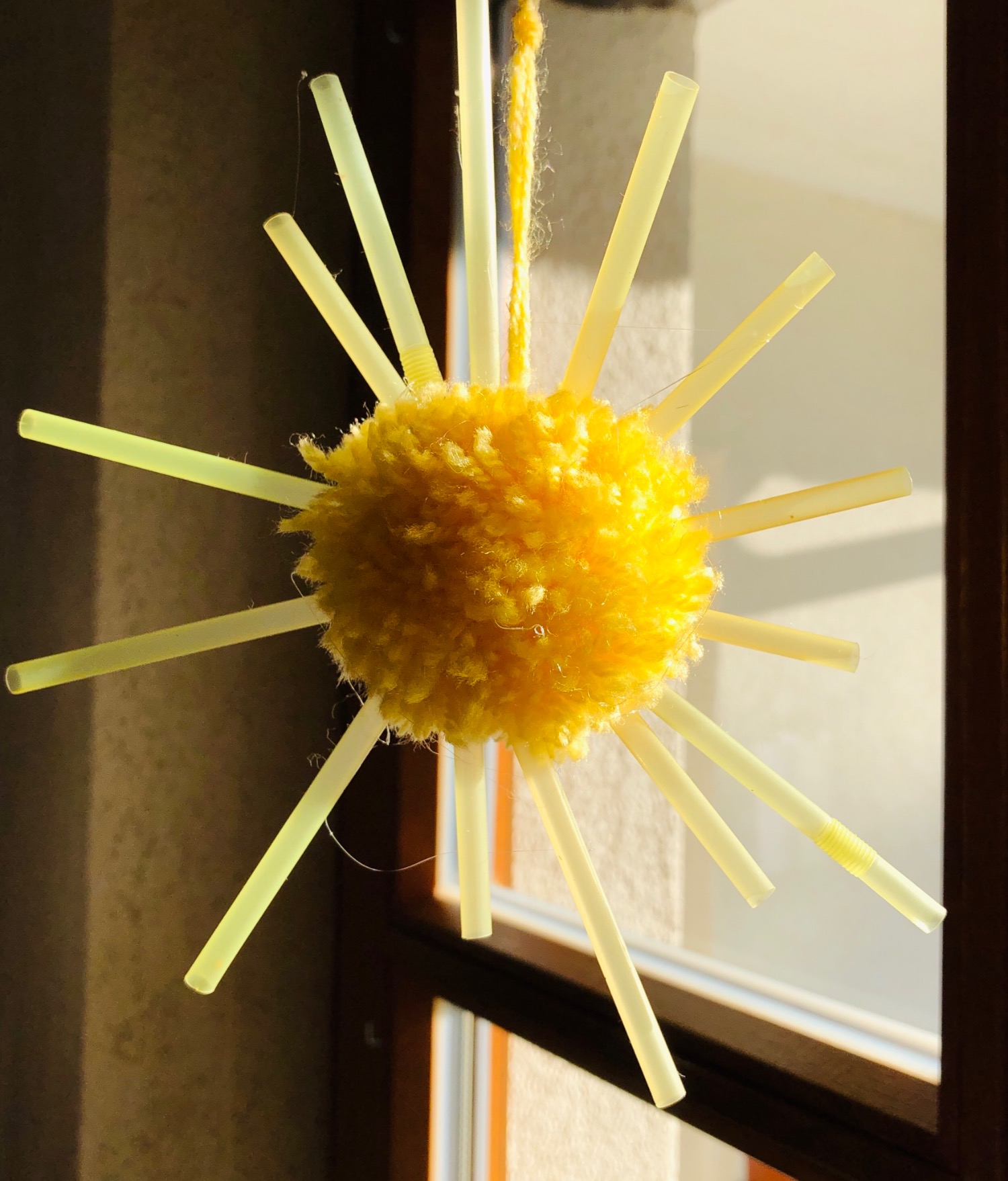 Titelbild zur Idee für die Beschäftigung mit Kindern 'Sonne mit Strahlen: aus Wuschel und Strohhalmen'