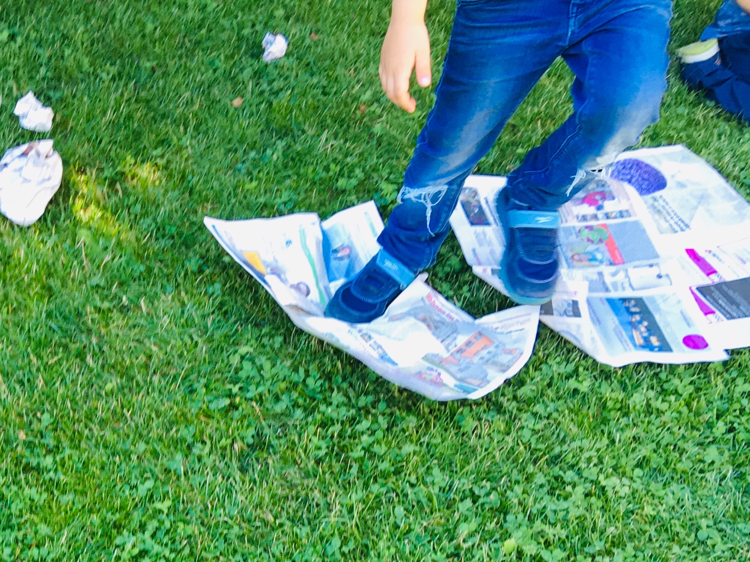 Titelbild zur Bastel- und DIY-Idee für Kinder '(295) Spiel und Bewegung mit Zeitungen'