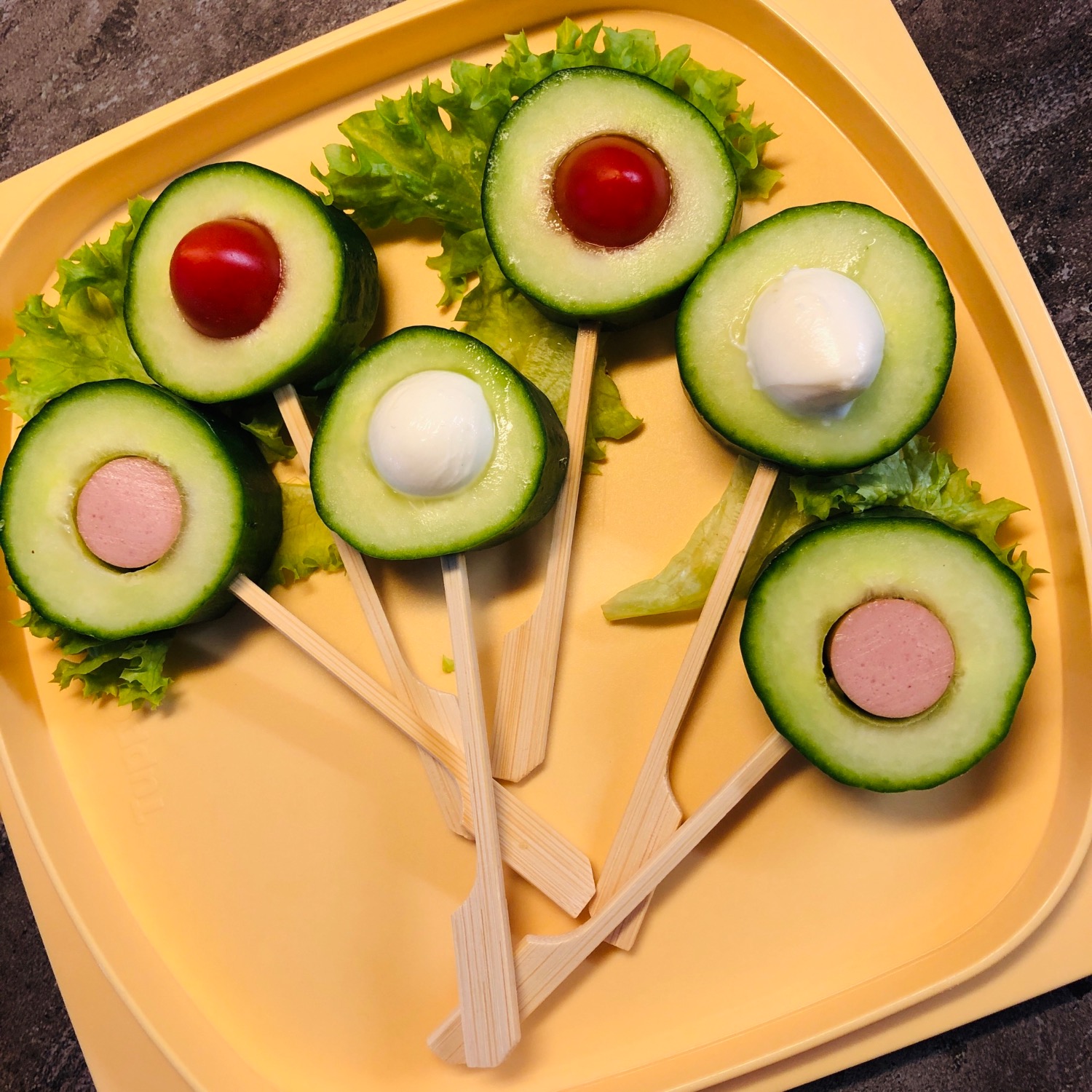 Titelbild zur Bastel- und DIY-Idee für Kinder '(329) Deftige Gurken-Lollis – Food Pops in 3 Varianten'
