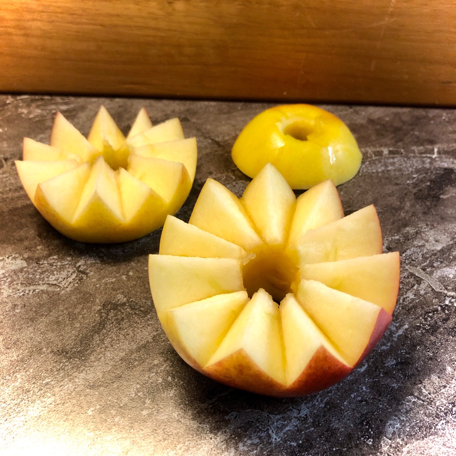 Titelbild zur Bastel- und DIY-Idee für Kinder '(335) Apfel-Krone (Apfel schnitzen)'