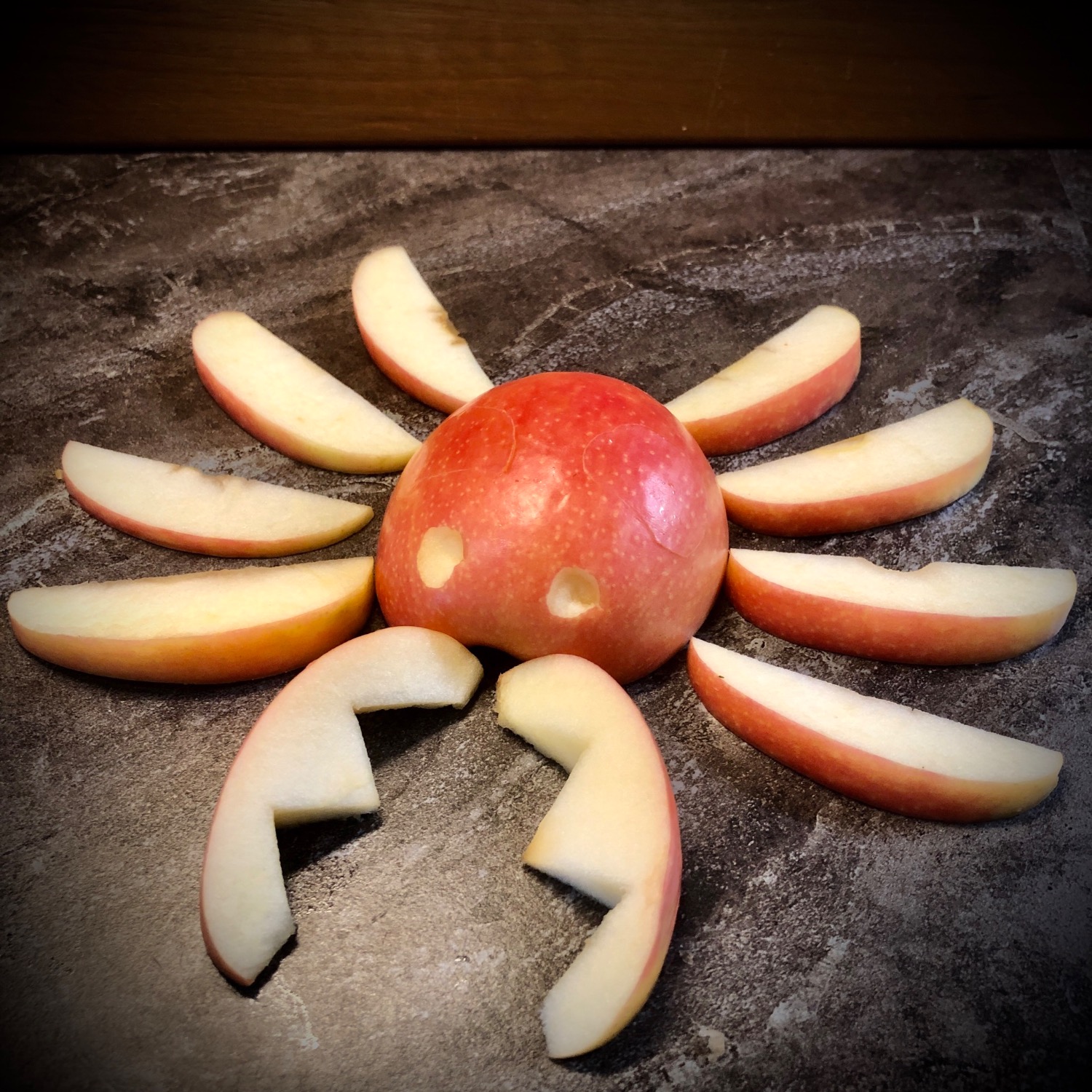 Titelbild zur Bastel- und DIY-Idee für Kinder '(336) Apfel-Krabbe (Apfel schnitzen)'