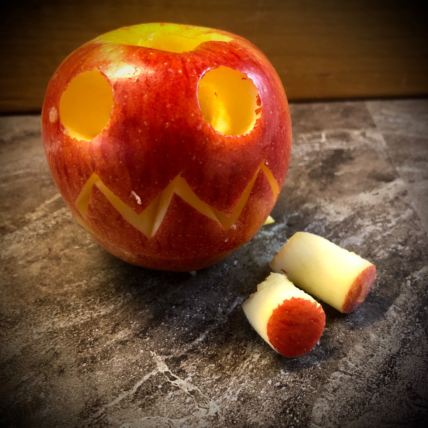 Titelbild zur Bastel- und DIY-Idee für Kinder '(340) Apfel-Gesicht (Apfel schnitzen)'
