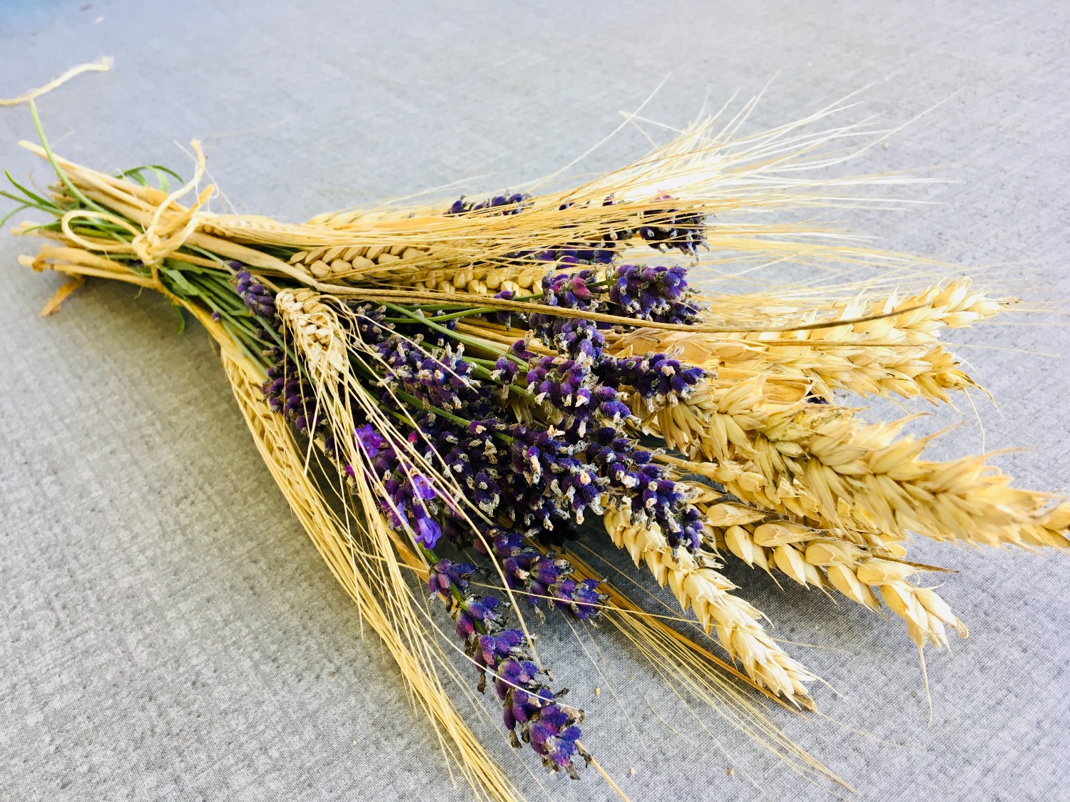 Titelbild zur Idee für die Beschäftigung mit Kindern 'Getreide-Lavendel-Strauß binden'