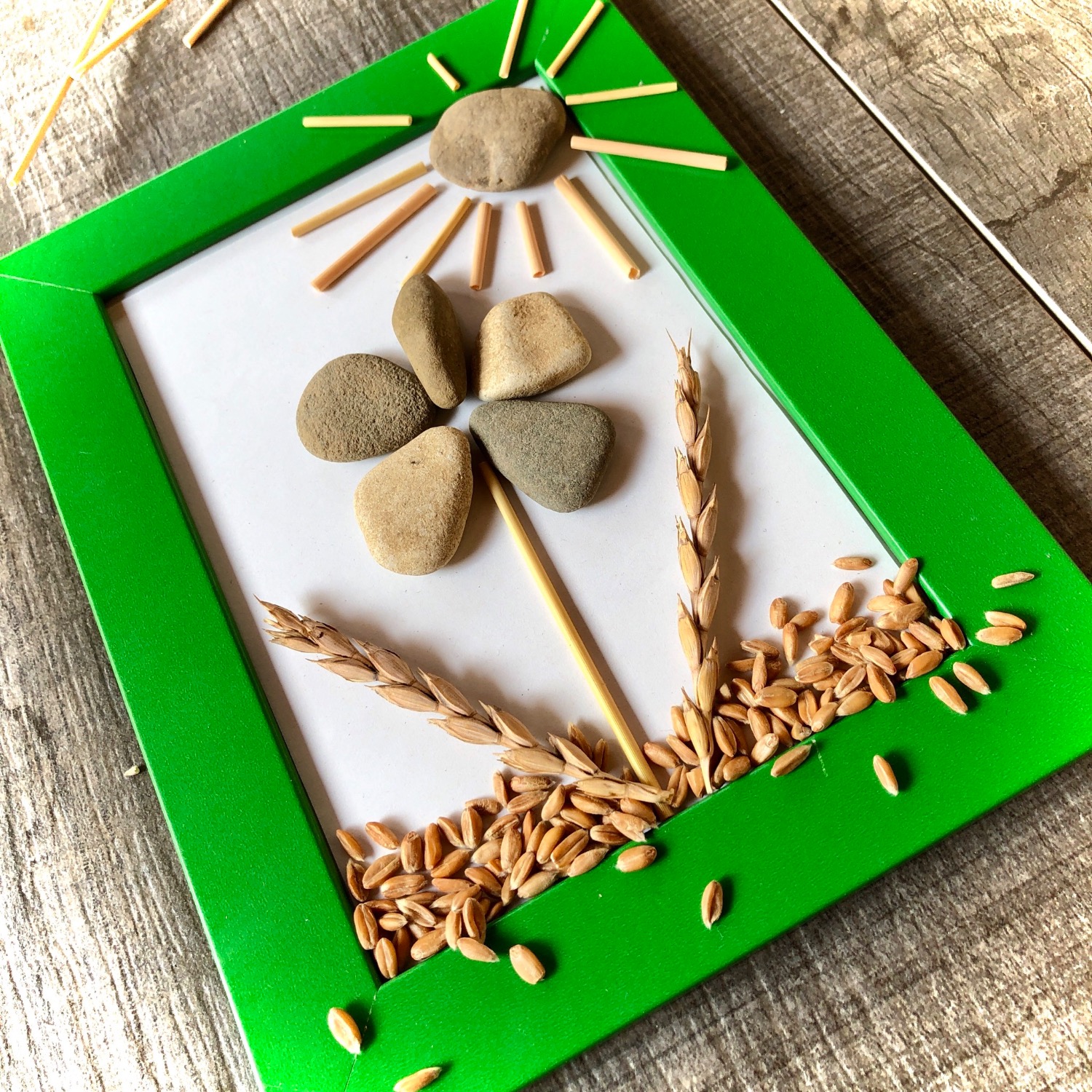 Titelbild zur Bastel- und DIY-Idee für Kinder '(379) Blume aus Getreide und Steinen'