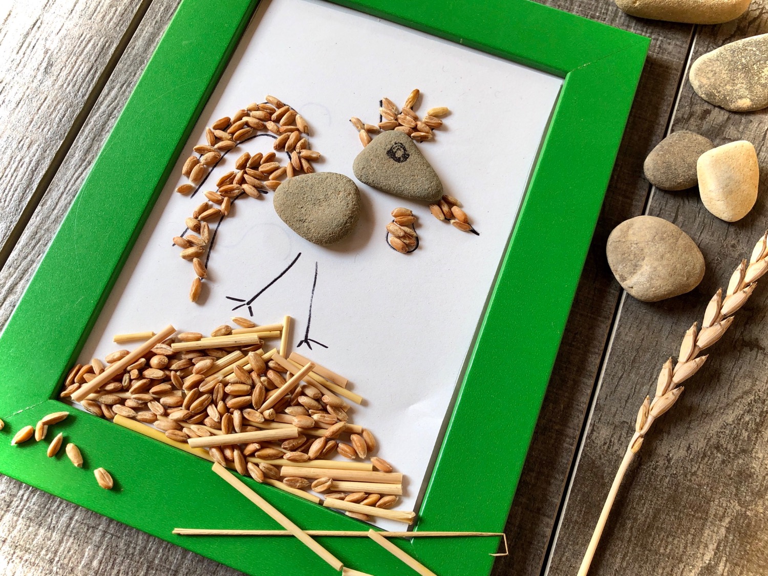Titelbild zur Bastel- und DIY-Idee für Kinder '(380) Hahn aus Getreide und Steinen'
