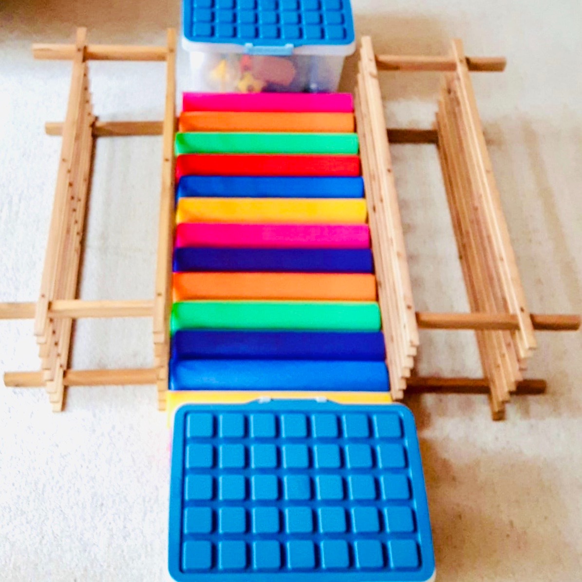 Titelbild zur Bastel- und DIY-Idee für Kinder '(407) Balancieren auf Poolnudeln'