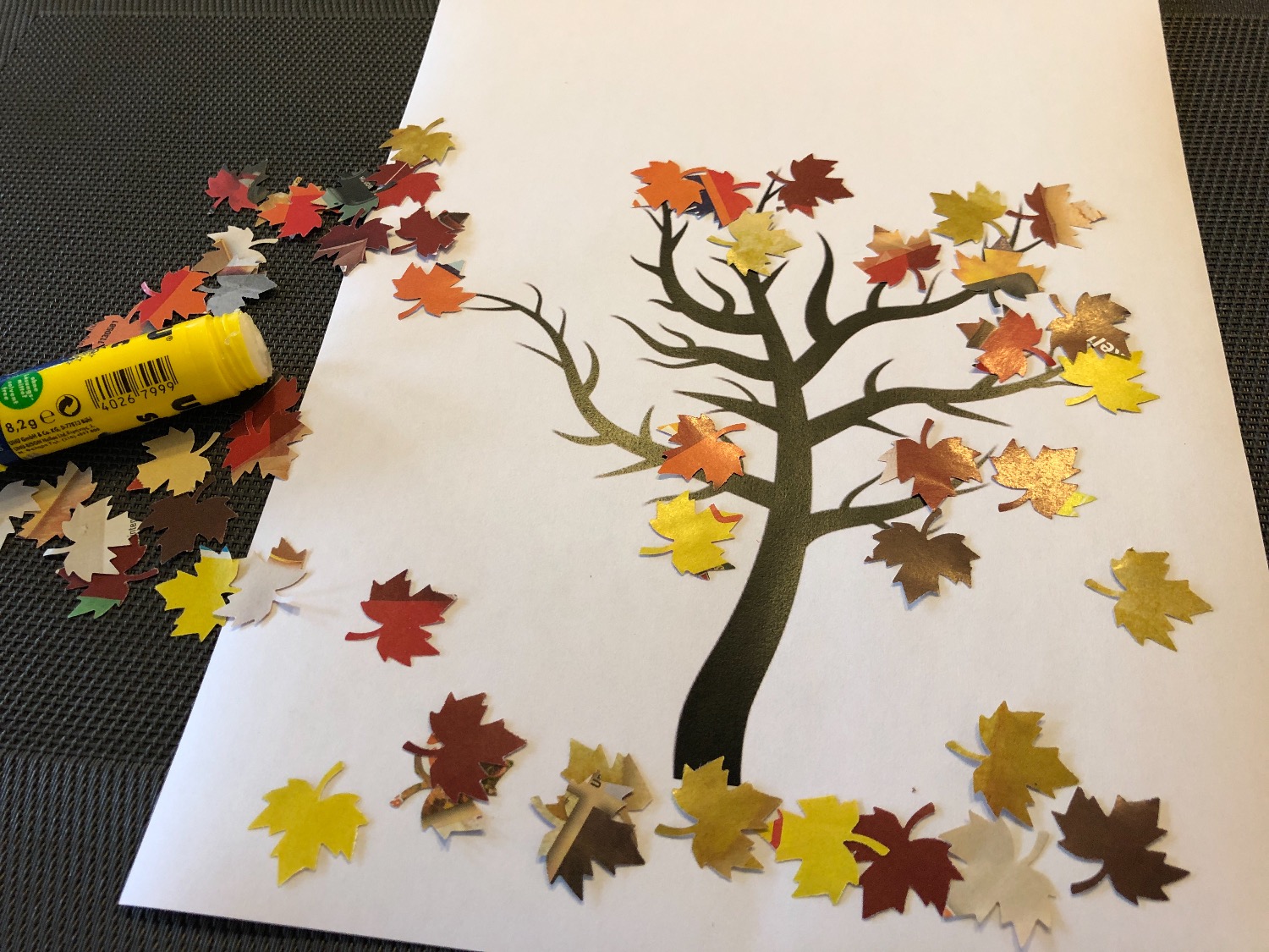 Titelbild zur Idee für die Beschäftigung mit Kindern 'Herbstbaum mit ausgestanzten Blättern (3 Ideen)'