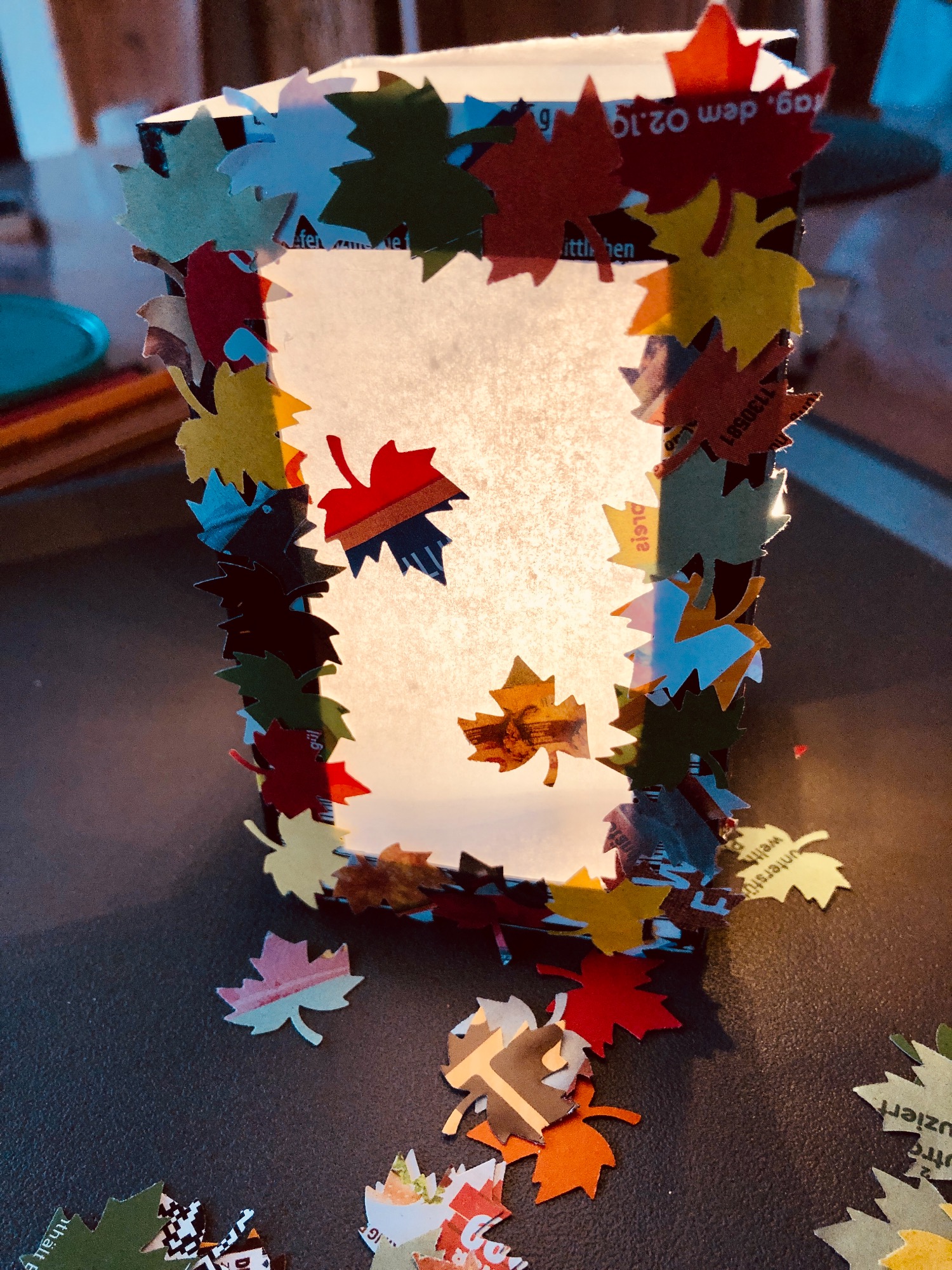 Titelbild zur Bastel- und DIY-Idee für Kinder '(438) Blätterlaterne (aus Tetrapack)'