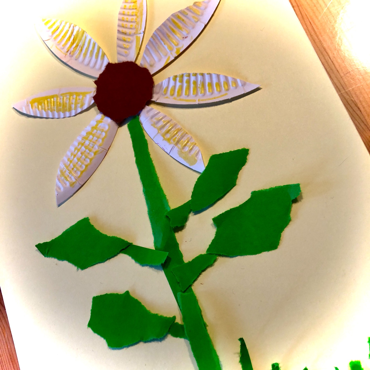 Titelbild zur Bastel- und DIY-Idee für Kinder '(456) Sonnenblume mit Pappteller-Blüten'